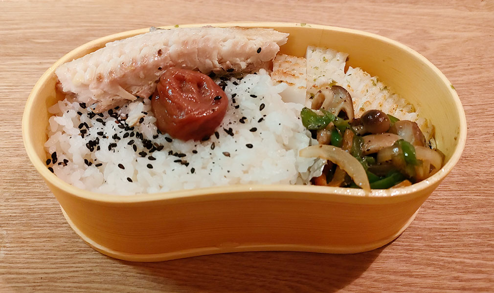 Hokke-topped Hinomaru bento