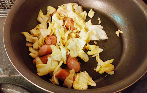 キャベツとソーセージの炒め物