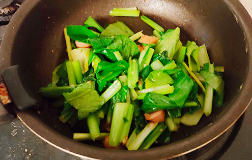 小松菜とソーセージの炒めもの